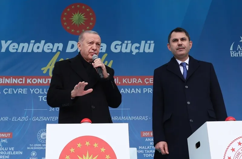 Başka Recep Tayyip Erdoğan, Malatya'nın Yeşilyurt ilçesindeki Merkez Kapalı Spor Salonu yanında düzenlenen ʺ201 Bininci Konut Anahtar Teslimi, Kura Çekimi, Malatya Çevre Yolu ve Yapımı Tamamlanan Projelerin Açılış Töreniʺne katılarak konuşma yaptı. Erdoğan'a Çevre, Şehircilik ve İklim Değişikliği Bakanı Murat Kurum eşlik etti. (AA)