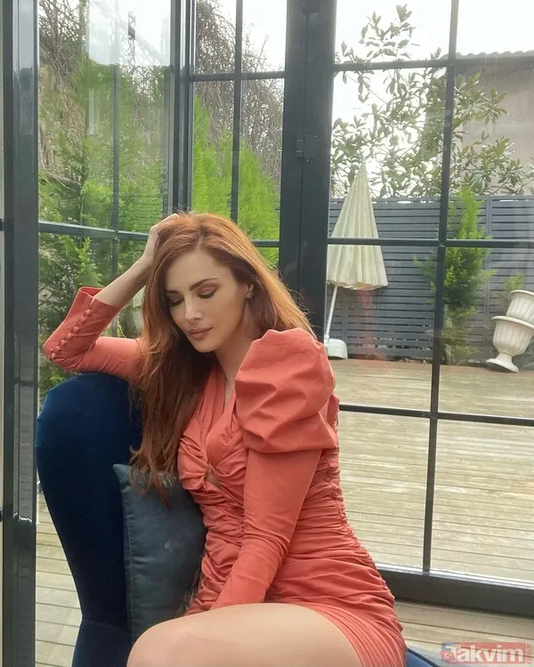 43’lük Mine Tugay bikinisiyle yatak odasından paylaştı! Yetmedi bornozuyla sere serpe uzanarak poz verdi! 20’liklere taş çıkardı - 3