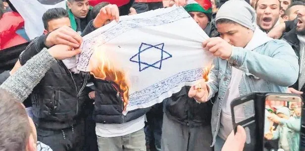 İkiyüzlü İsveç: Kur'an-ı Kerim'e alçak saldırı ifade özgürlüğü, Tevrat'a saldırı nefret suçu-8