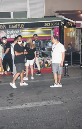 Fikret Orman ve sevgilisi Tuğba Coşkun'a yakışmayan hareket! Maske kuralına uymadılar...