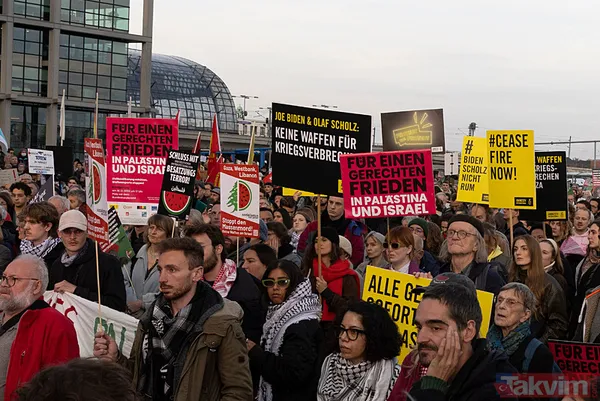 İşgaçi İsrail'in destekçi Joe Biden'a Berlin'de tepki yağdı: Bu senin soykırımın, ABD 1 numaralı terörist... - 4