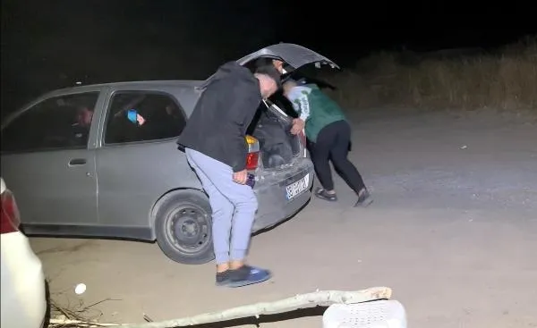 ayilar-piknigi-basti-masayi-birakip-kactilar-1701160955219.jpeg Ayılar pikniği bastı! Masayı bırakıp kaçtılar-4