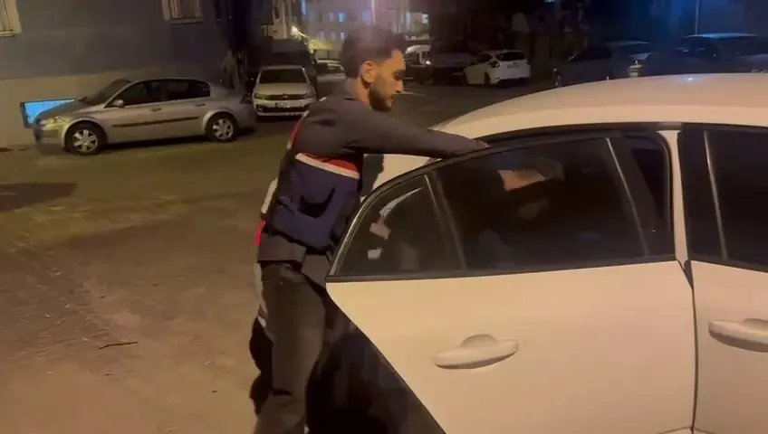 ailem-guvende-operasyonunda-flas-gelisme-sapkin-aktivist-emre-tanis-gozaltina-alindi-1789411635374.jpeg "Ailem Güvende" operasyonunda flaş gelişme: Sapkın aktivist Emre Tanış gözaltına alındı!-2