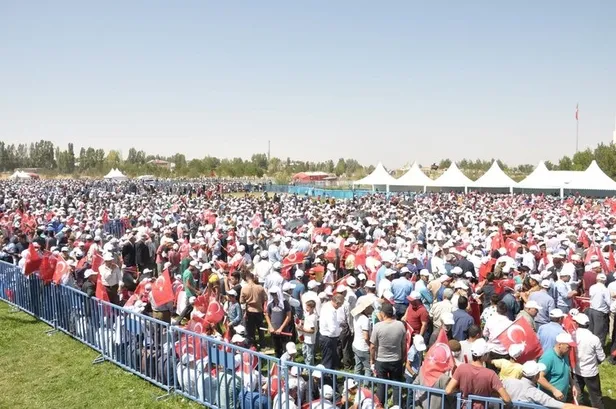 On binlerce Malazgirtli Cumhurbaşkanı Erdoğan'ı karşıladı-6