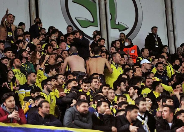 fenerbahce-taraftarinda-bardak-tasti-prag-maglubiyetinden-sonra-tribunler-bir-kez-daha-ali-kocu-istifaya-cagir-1645129636304.jpeg