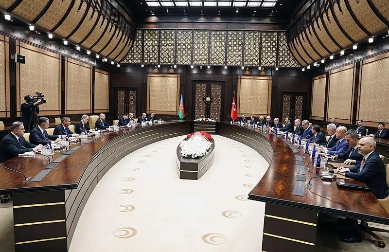 Başkan Recep Tayyip Erdoğan, Azerbaycan Cumhurbaşkanı İlham Aliyev ile Cumhurbaşkanlığı Külliyesi'nde heyetlerarası görüşme gerçekleştirdi. 