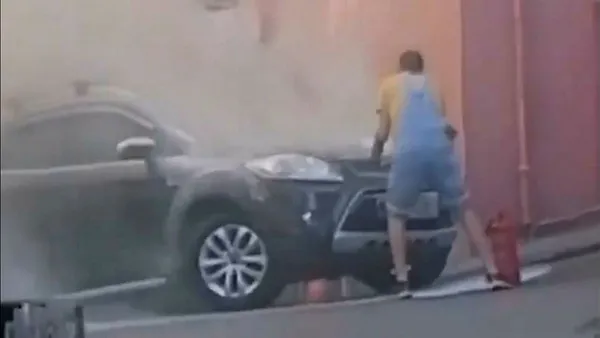 kaputu-kaldirinca-hayatinin-sokunu-yasadi-luks-cip-cayir-cayir-yandi-1598779604220.jpg Kaputu kaldırınca hayatının şokunu yaşadı! Lüks cip cayır cayır yandı-2