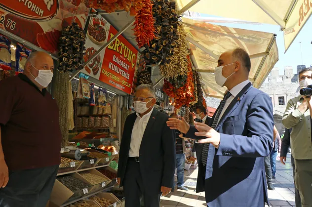 Şaşkınlık yaratan olayı Kayseri Valisi açıkladı: Koronavirüs tedavisi gören kadın 72 saatte 5 düğüne gitti