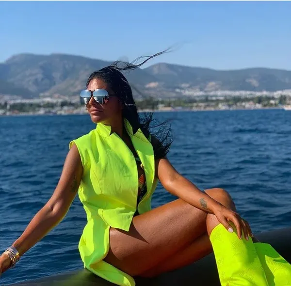 1689275377587.jpeg Derya Uluğ nefes kesecek! Yeni albümünde sevgilisi yalnız bırakmadı-5