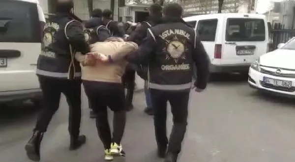 istanbulda-suc-orgutlerine-silah-imalati-yapilan-atolyeye-operasyon-anahtarlik-gorunumlu-tabancalar-ele-geciri-1672293480296.jpeg İstanbul'da suç örgütlerine silah imalatı yapılan atölyeye operasyon! Anahtarlık görünümlü tabancalar ele geçirildi-3