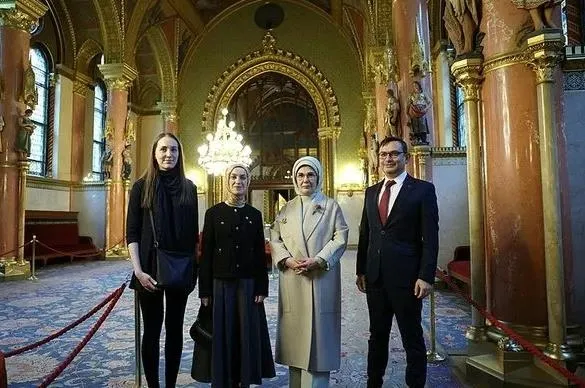 emine-erdogan-macaristan-parlamento-binasi-ile-turk-macar-kultur-yilina-ozel-sergiyi-gezdi-1702923889915.jpeg Emine Erdoğan Macaristan Parlamento Binası ile Türk-Macar Kültür Yılı'na özel sergiyi gezdi-6