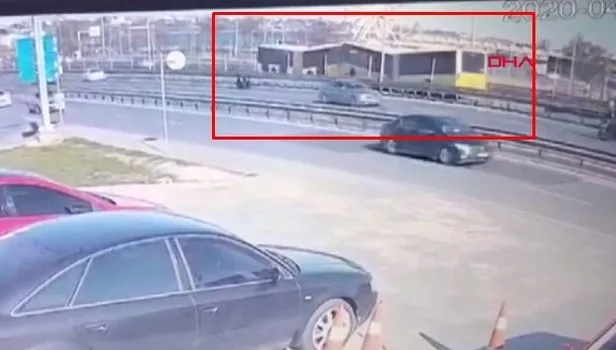 Avcılar'da metrobüslerin kafa kafaya çarpıştığı anlar kamerada