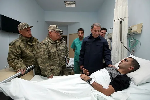 Milli Savunma Bakanı Akar patlamanın olduğu Hakkari'de-1
