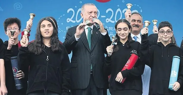 Başkan Erdoğan ilk ders zilini çalarak gençlere seslendi: Kendi ecdadınıza sövdürmeye çalışan köksüzlere kulak asmayın