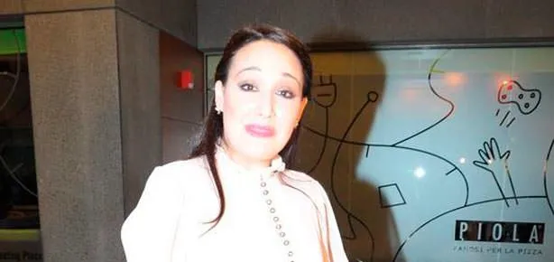 Başına taş yağdı