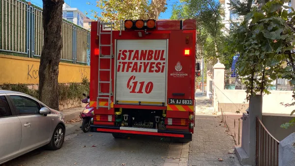 istanbulda-korku-dolu-anlar-kadikoyde-5-katli-binada-iki-dairenin-balkonu-gurultuyle-coktu-1632666026707.jpg İstanbul'da korku dolu anlar! Kadıköy'de 5 katlı binada iki dairenin balkonu gürültüyle çöktü-6