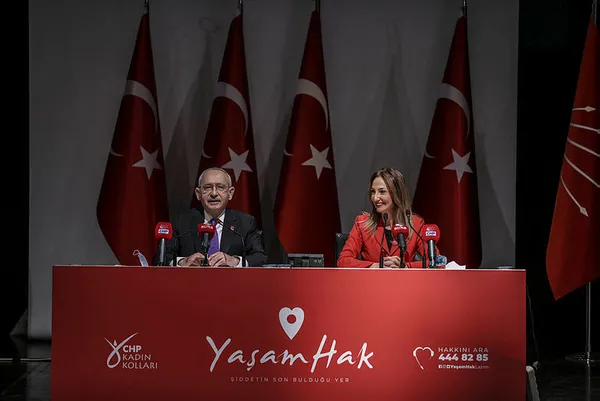 chpde-kriz-bitmiyor-eski-kadin-kollari-baskani-fatma-kose-ile-kadin-kollari-baskani-aylin-nazliaka-kemal-kilicdaroglunun-onunde-tartisti-1607169094245.jpg CHP'de kriz bitmiyor: Eski Kadın Kolları Başkanı Fatma Köse ile Kadın Kolları Başkanı Aylin Nazlıaka Kemal Kılıçdaroğlu'nun önünde tartıştı-2