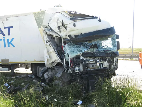 kuzey-marmara-otoyolunda-kontrolden-cikan-tir-bariyerlere-girdi-1622811803308.jpg Kuzey Marmara Otoyolu'nda kontrolden çıkan tır bariyerlere girdi-1