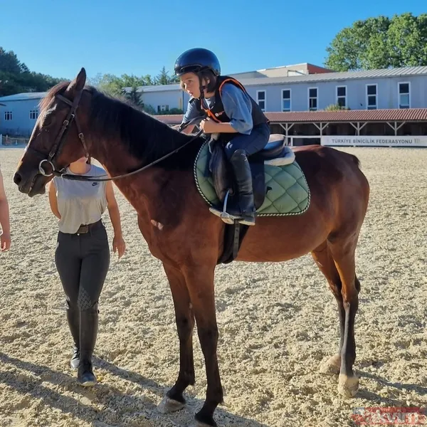 Acı Tatlı Ekşi’nin yıldızı Buğra Gülsoy’un gözlerden uzak tuttuğu oğluna bakın! “Hangi ara bu kadar büyüdü” Özge Özpirnçci’nin partneri... - 20