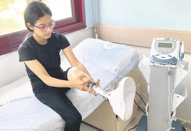 13 yaşındaki depremzede Verde, Çocuk İyilik Merkezi aracılığıyla bacak protezine kavuştu-2