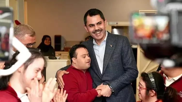 Cumhur İttifakı'nın İBB Başkan adayı Murat Kurum down sendromlu gençlerin işlettiği Tebessüm Kahvesi'ni ziyaret etti!