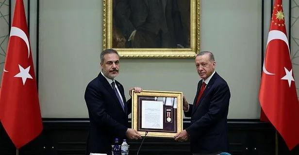 Başkan Erdoğan, Hakan Fidan’a MİT’teki görevlerinden dolayı “Devlet Üstün Hizmet Madalyası Beratı” takdim etti