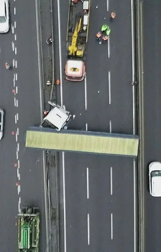 Küçükçekmece'de feci kaza! TIR metrobüs bariyerlerine daldı: D-100 kapandı