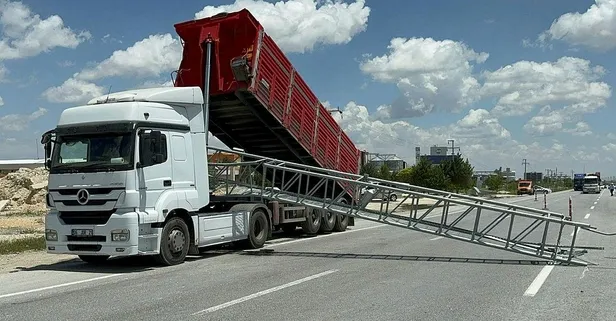 Konya'da açık kalan TIR dorsesi faciaya neden oldu! EDS sisteminin çelik direği devrildi: 1 kişi can verdi