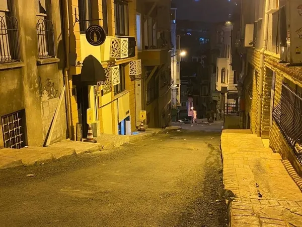 istanbulda-korkunc-cinayet-kamerada-kaskli-gence-kursun-yagdirdilar-1685178377977.jpeg Korkunç cinayet kamerada: Kasklı gence kurşun yağdırdılar-4