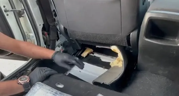 aracin-koltugunun-altinda-9-milyon-liralik-uyusturucu-ele-gecirildi-1659122443898.jpg Aracın koltuğunun altında 9 milyon liralık uyuşturucu ele geçirildi-1