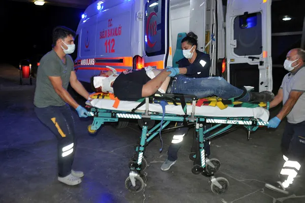 ehliyetsiz-ve-kasksizgenc-yunusunmotosiklet-kazasinda-kulagi-koptu-1631003283306.jpg Ehliyetsiz ve kasksız genç Yunus'un motosiklet kazasında kulağı koptu!-4