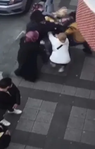 İstanbul'da saç saça baş başa kavga! Saniye saniye kaydedildi