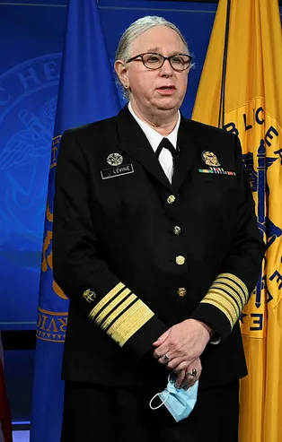 ABD'de bir ilk! Trans oramiral ant içti