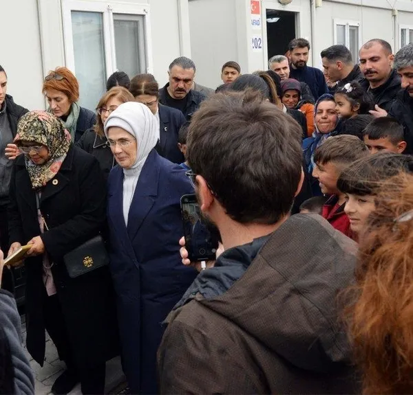 emine-erdogan-gaziantepte-depremzedelerle-bir-araya-geldi-1677337917910.jpeg