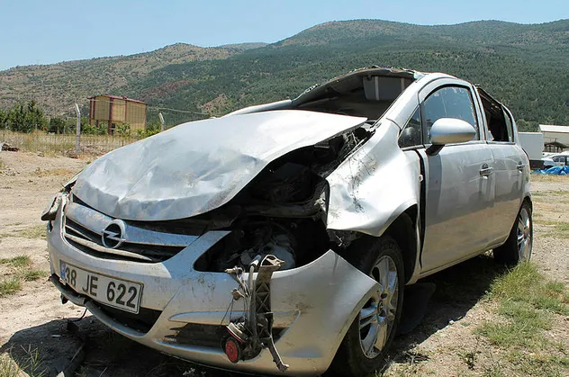 Afyon'da feci kaza! Otomobil şarampole uçtu