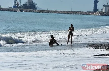 Antalya’da yılın ilk gününde deniz keyfi! ’Deniz suyu sıcak’