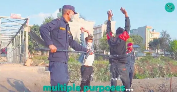Nepal'de polis 'coronavirüs' tedbirlerine uymayanları kıskaç ile yakalıyor