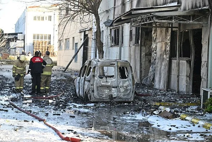 izmirde-kozmetik-deposunda-patlama-olu-ve-yaralilar-var-1705477542066.jpeg İzmir'de kozmetik deposunda patlama: Ölü ve yaralılar var-4