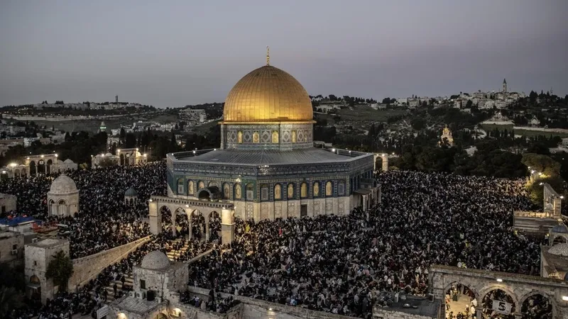 41-gun-sonra-acilan-mescid-i-aksaya-kalles-baskin-elebasilari-soykirimci-ben-gvir-siyonist-ritueller-yapti-1775996589756.jpeg 41 gün sonra açılan Mescid-i Aksa'ya kalleş baskın! Elebaşıları soykırımcı Ben-Gvir: Siyonist ritüeller yaptı-4