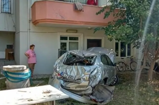 Beylikdüzü'nde korkunç kaza! 3 katlı evin bahçesine uçtu