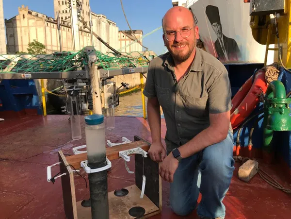 son-dakika-marmara-denizindeki-musilaj-deniz-salyasi-istilasindan-sevindirici-haber-30-metreye-sikisti-uremesi-ve-buyumesi-biraz-durdu-1624960941868.jpg SON DAKİKA: Marmara Denizi'ndeki müsilaj (deniz salyası) istilasından sevindirici haber: 30 metreye sıkıştı üremesi ve büyümesi biraz durdu-9