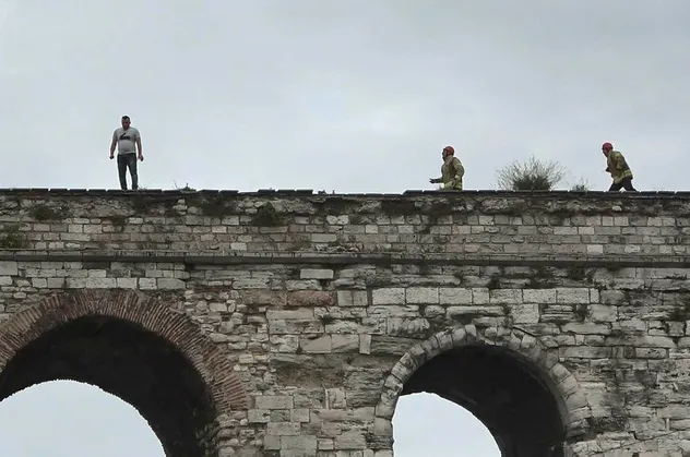 İstanbul Fatih'te intihar girişimi! Uzun araç kuyrukları oluştu!