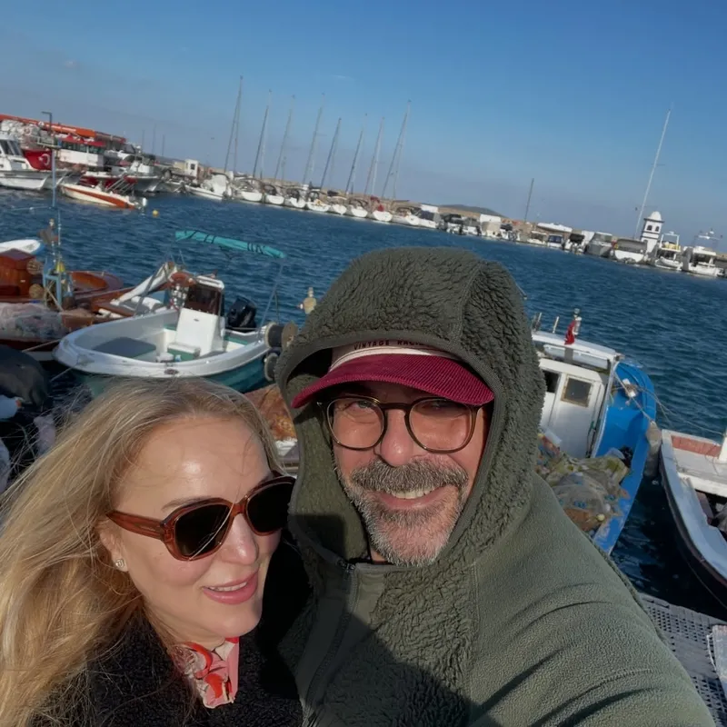 abinin-yildizi-sinan-tuzcu-ve-guzeller-guzeli-esinin-sessiz-rotasi-kaptan-nikahindan-aytmatovun-satirlarina-1772538452753.jpg A.B.İ.’nin yıldızı Sinan Tuzcu ve güzeller güzeli eşinin sessiz rotası: Kaptan nikahından Aytmatov’un satırlarına...-5