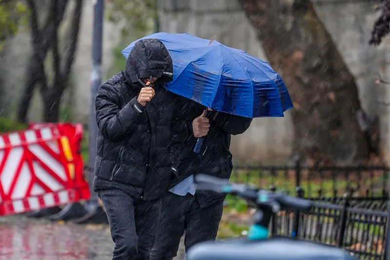 meteorolojiden-il-il-saganak-yagmur-uyarisi-gece-saatlerinde-yagis-artiyor-1774505776375.jpg Meteoroloji’den il il sağanak yağmur uyarısı: Gece saatlerinde yağış artıyor-9