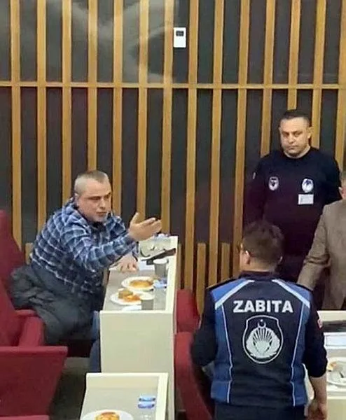 eski-chpli-ilkay-bayrak-ile-belediye-meclis-toplantisinda-tartisti-salon-dis-1706809955316.jpeg CHP'li Tanju Özcan, eski CHP'li İlkay Bayrak'ın Belediye Meclis toplantısından çıkarılmasını istedi! zabıta müdürü vekilini işten kovdu-6