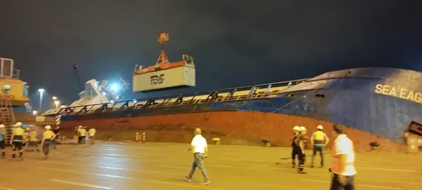 iskenderunda-yuk-bosaltmak-icin-iskeleye-yanasan-gemi-batti-1663483070490.jpg İskenderun'da yük boşaltmak için iskeleye yanaşan gemi battı-3