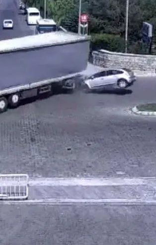 Facia anı saniye saniye kaydedildi! Son sürat TIR'a çarptı