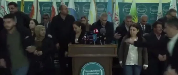 Türk SİHA’larının terör yandaşlarını paniklettiği anlar! Bombardıman sesini duyunca korkudan kaçacak delik aradılar