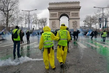 Fransa’da ’’sarı yelekliler’’ yeniden Paris sokaklarında Sarı yelekliler kimdir son dakika haberleri