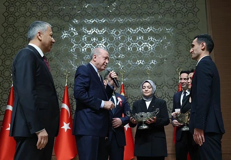 Başkan Recep Tayyip Erdoğan, Cumhurbaşkanlığı Külliyesi'nde, 110. Dönem Kaymakamlar Kurası Töreni'ne katılarak bir konuşma yaptı. (AA)